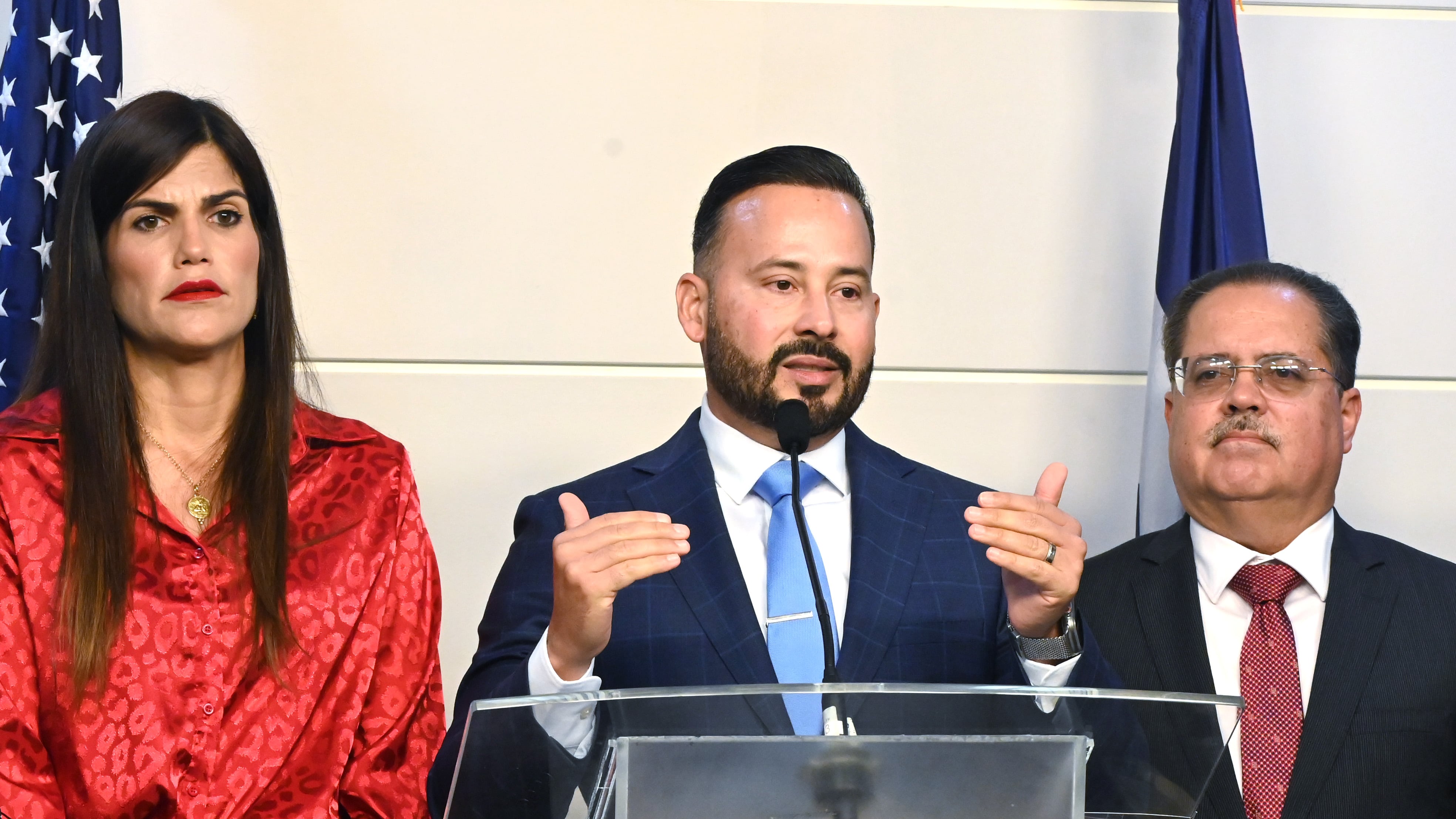El senador Luis Javier Hernández. Conferencia de prensa de la delegación del PPD , sobre la Reforma Contributiva.