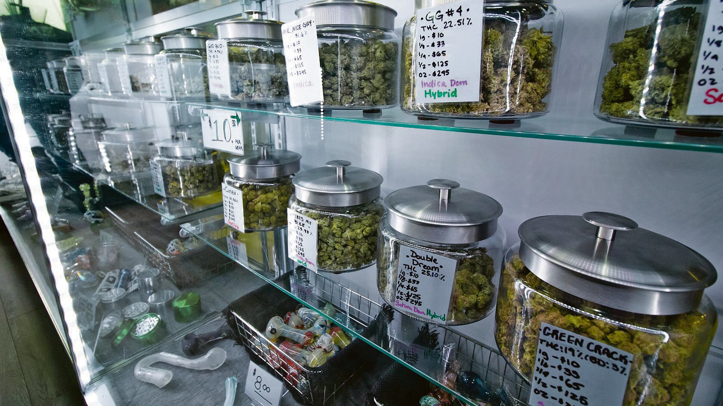 Jarras con cannabis.