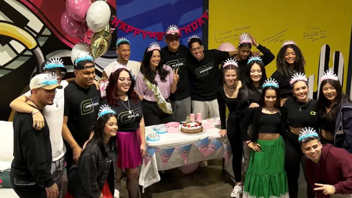 Participantes de “Objetivo Fama 2025″ sorprenden a Denise Quiñones por su cumpleaños.