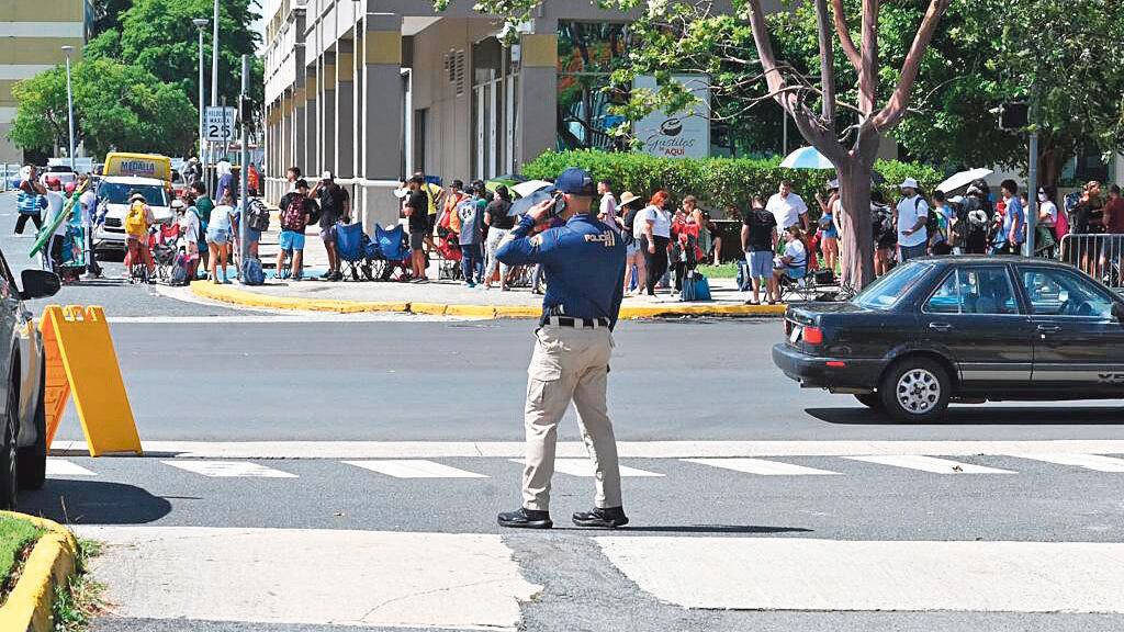Policía a las afueras del Coliseo de Puerto Rico
