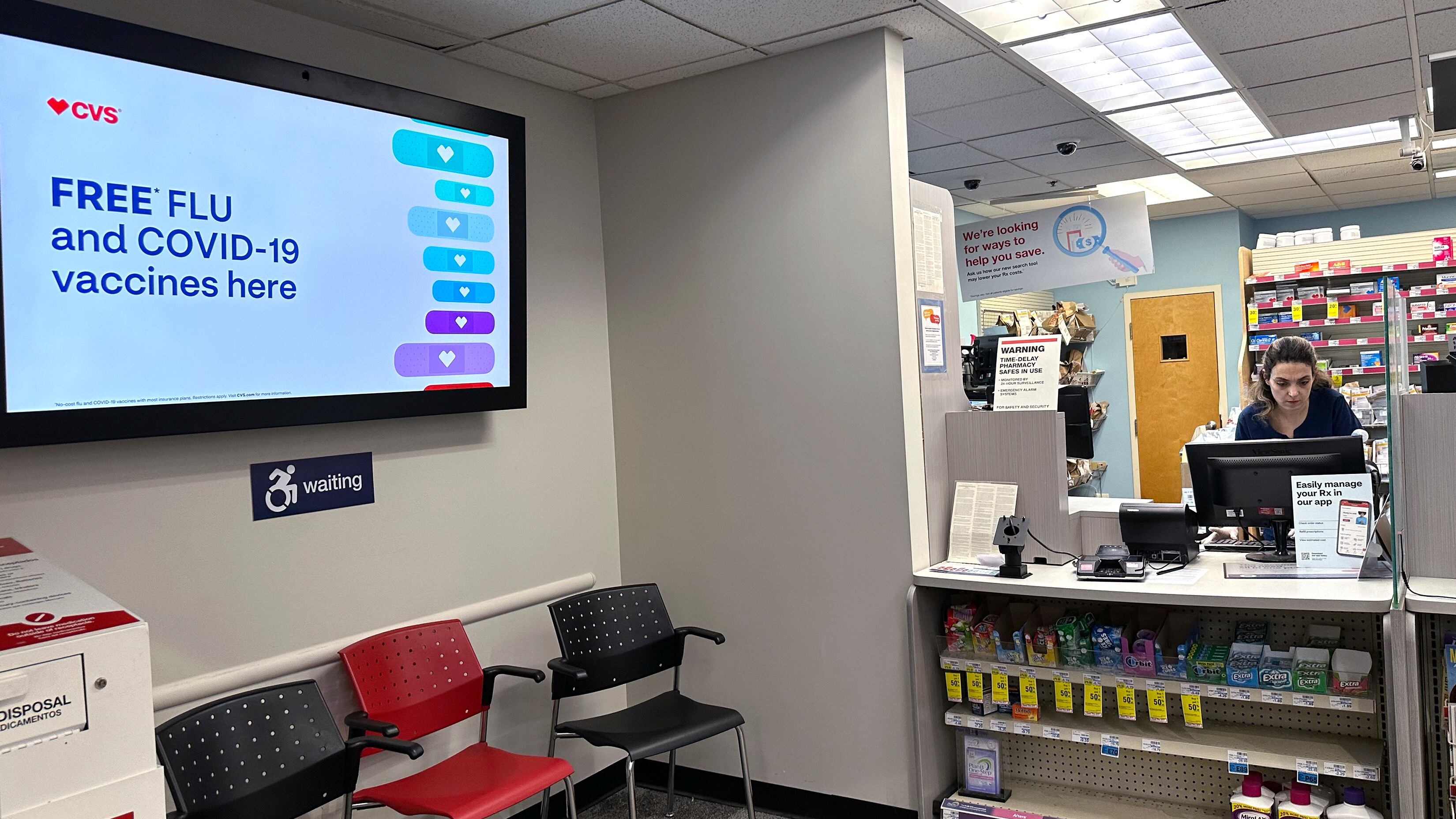 Un letrero en el que se ofrecen vacunas contra la gripe y el COVID-19 aparece en una pantalla de una farmacia, el martes 13 de febrero de 2024, en Buffalo Grove, Illinois. (AP Foto/Nam Y. Huh, archivo)