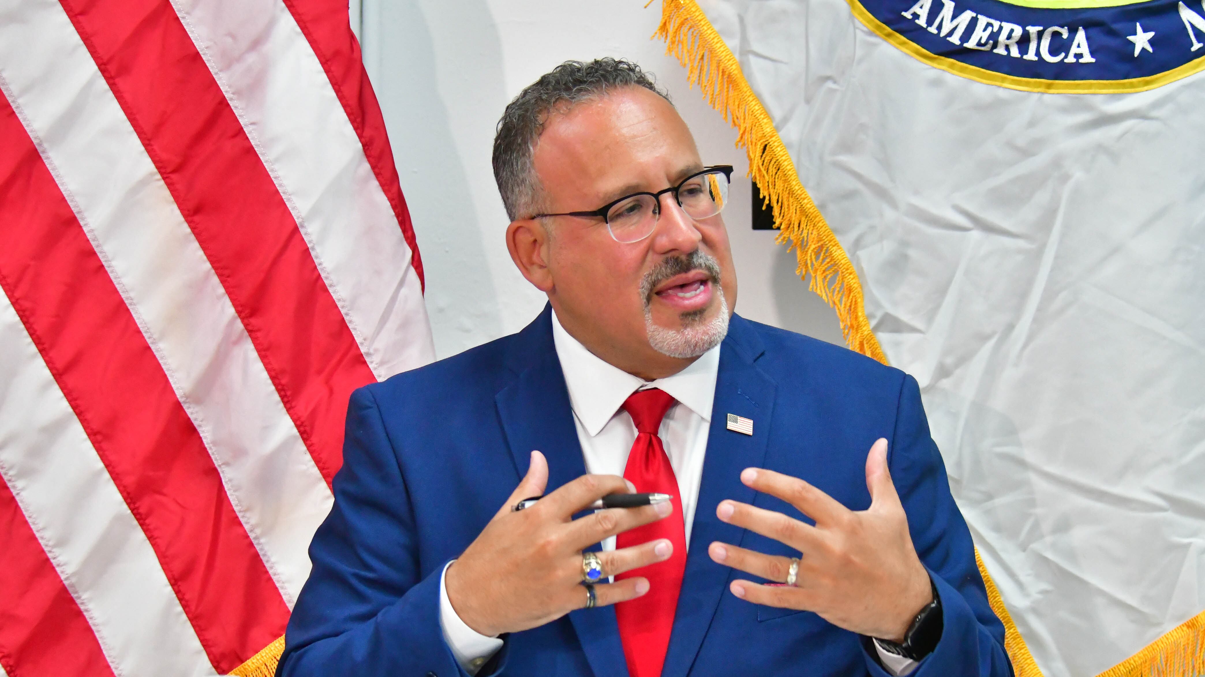 Dr. Miguel Cardona, Secretario de Educación de los EUA