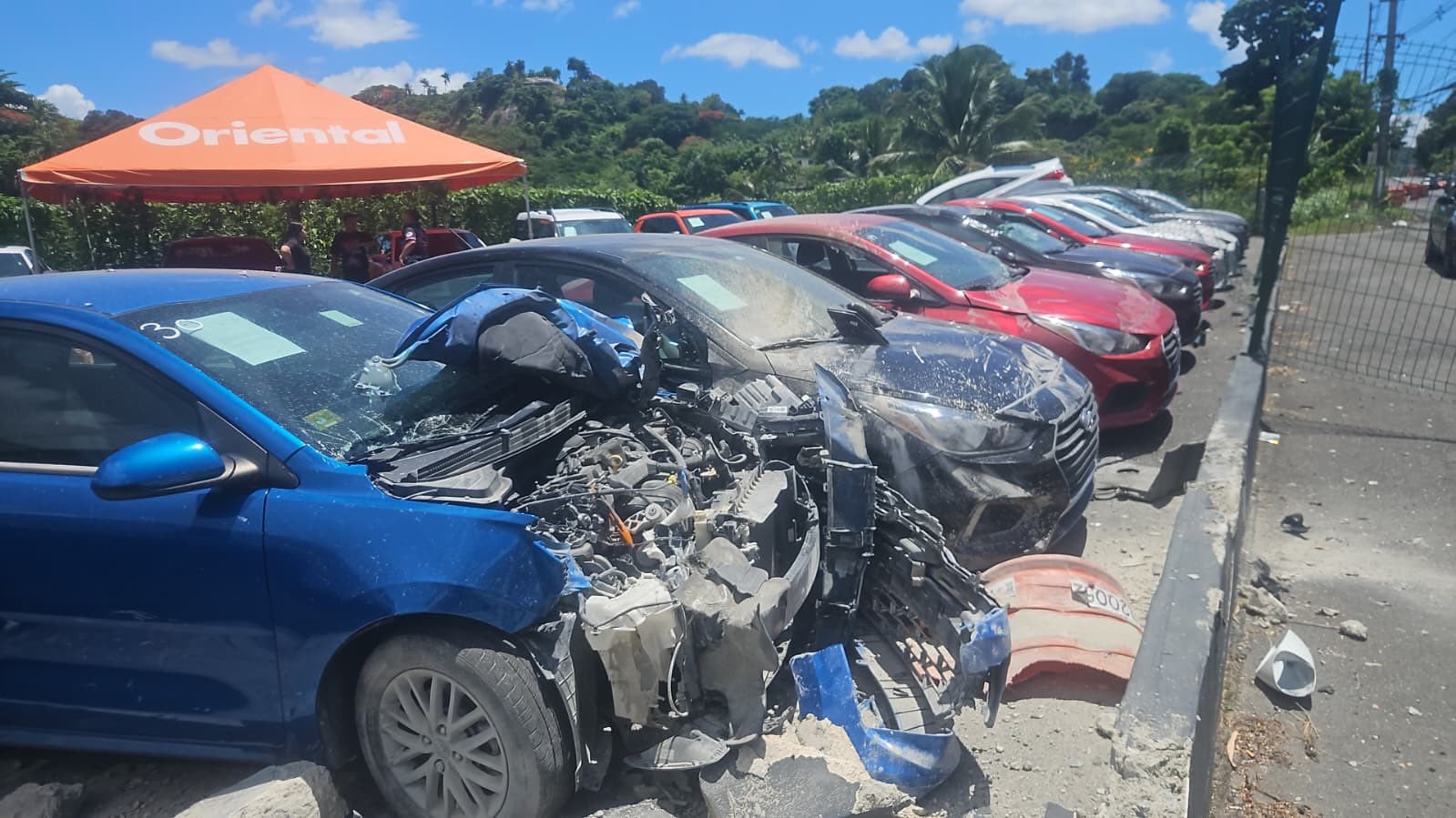 Conductora impacta varios autos de “dealer” en San Juan