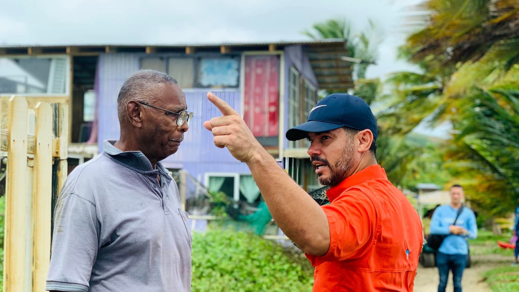 Alcalde insta a los residentes a desalojar las casas ante paso de Fiona