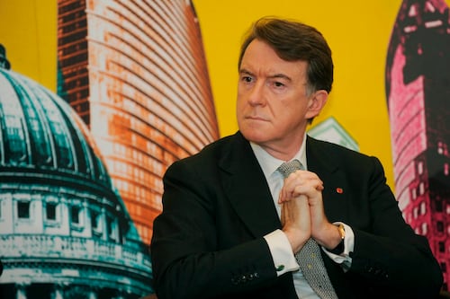 Detienen al exembajador británico en EE. UU. Peter Mandelson por vínculos con Jeffrey Epstein