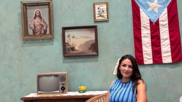 La congresista Alexandria Ocasio-Cortez disfrutó de la residencia de Bad Bunny en el Coliseo de Puerto Rico. Redes sociales. Instagram.