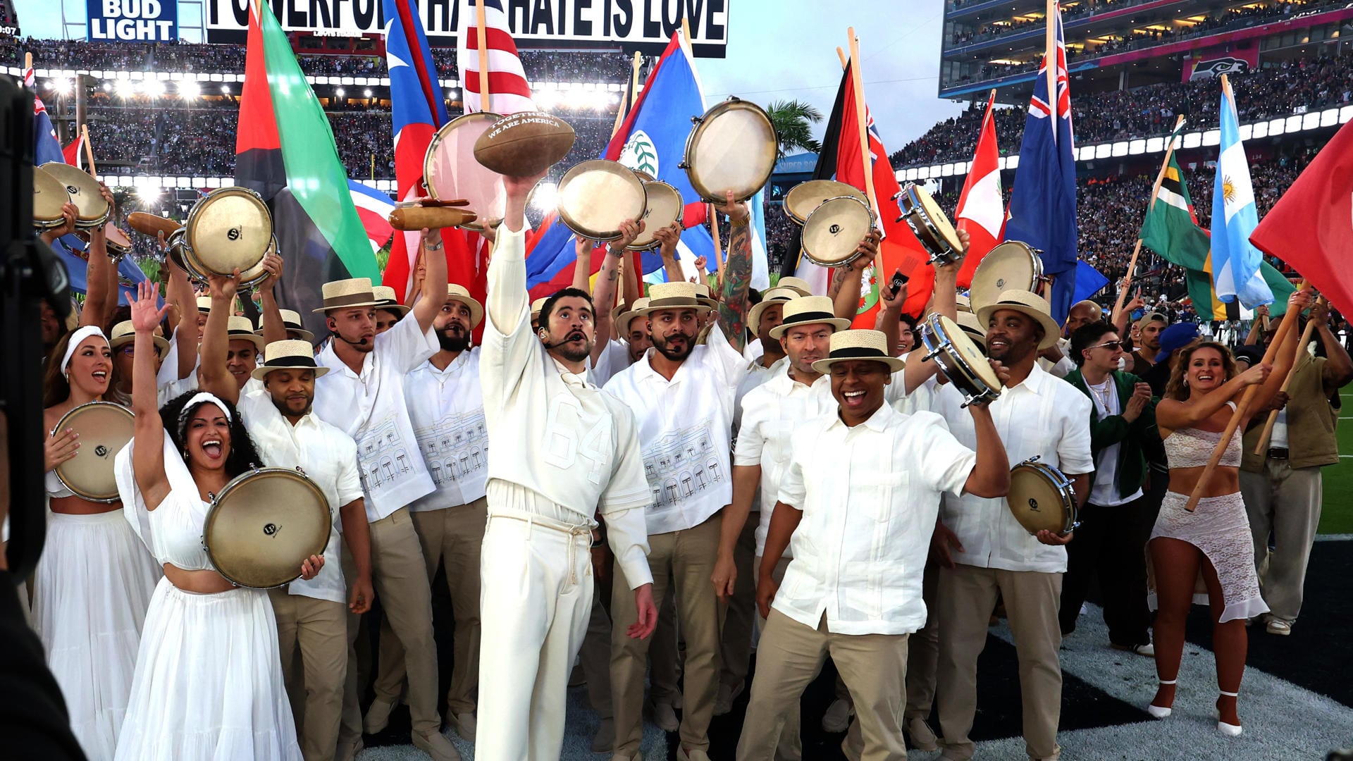 EE.UU. no es sinónimo de América, resaltan expertos que elogian el show de Bud Bunny