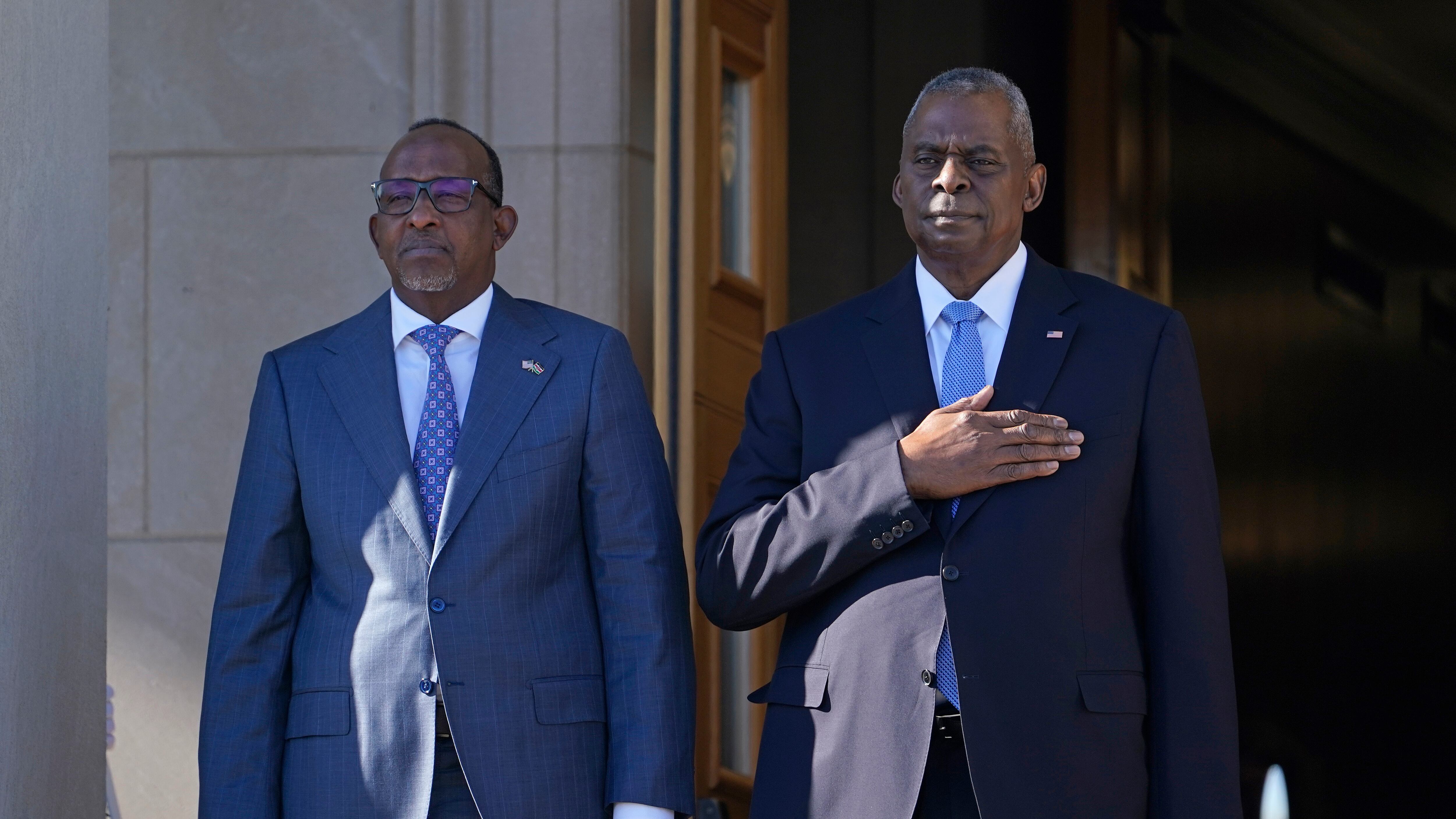 El secretario de Defensa estadounidense Lloyd Austin, derecha, y el ministro de Defensa de Kenia, Aden Duale, izquierda, escuchan el himno nacional durante una ceremonia en el Pentágono, el miércoles 7 de febrero de 2024, en Washington. (AP Foto/Susan Walsh)