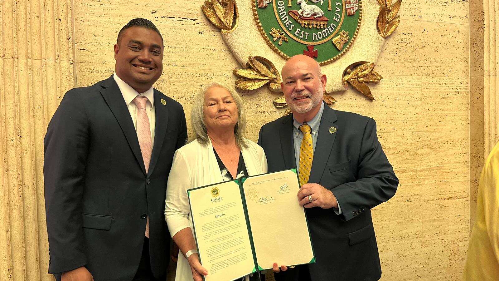 Elba Iris Rodríguez Santiago junto a los representantes Jerry Nieves y Carlos Méndez.