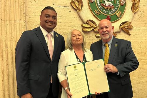 Reconocen a madre con trasplante de médula ósea en la Cámara de Representantes