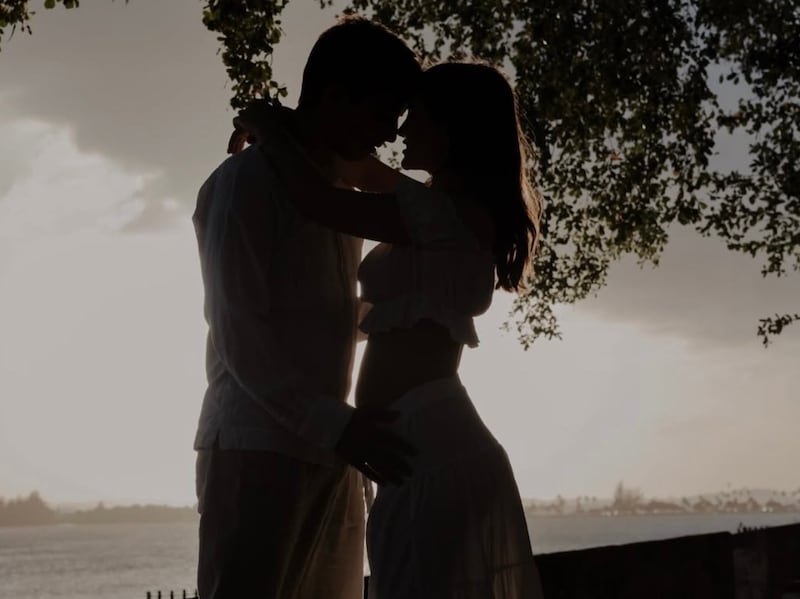 El influencer puertorriqueño Daniel El Travieso sorprendió a sus seguidores al anunciar que será padre junto a su pareja, Karen Barrera, en una publicación que rápidamente se volvió viral en redes sociales.