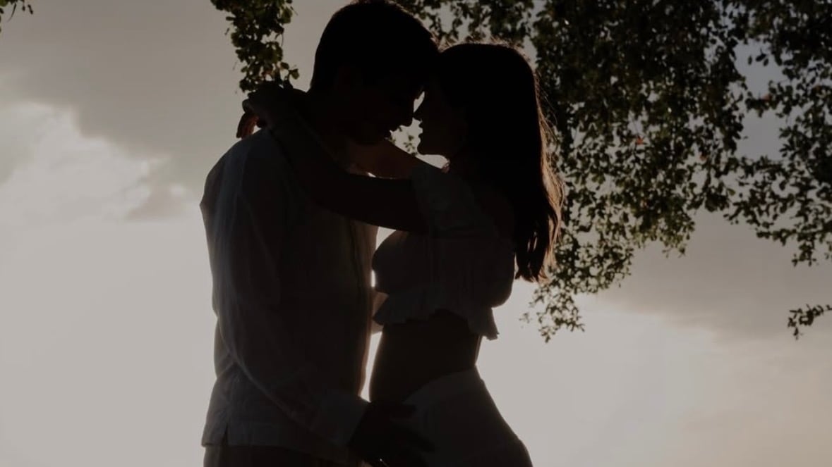 El influencer puertorriqueño Daniel El Travieso sorprendió a sus seguidores al anunciar que será padre junto a su pareja, Karen Barrera, en una publicación que rápidamente se volvió viral en redes sociales.