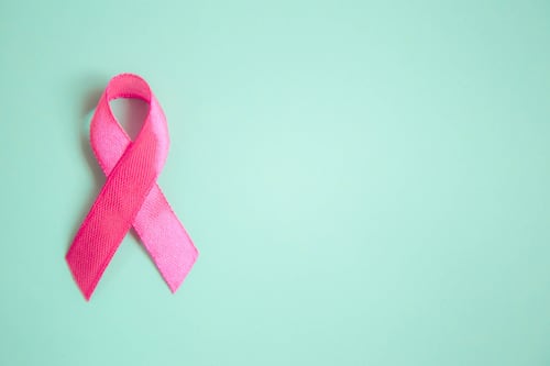 Donan más de $450,000 a 15 organizaciones para programas de apoyo de cáncer de seno