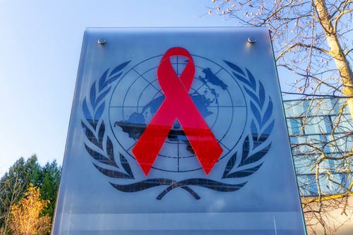 Lucha global contra el VIH sufre grave revés por recortes en ayuda internacional