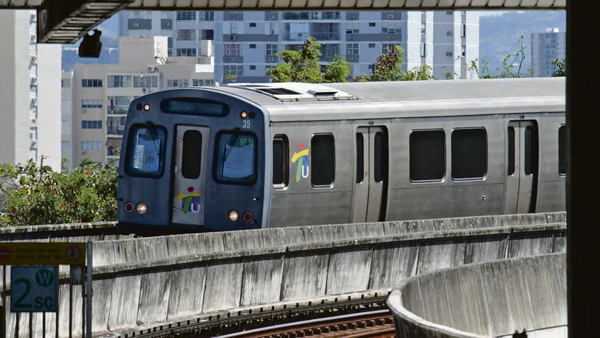 Un vagó del tren urbano se mueve en su ruta.
