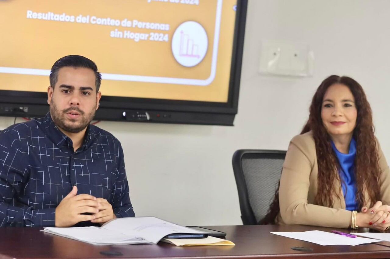 Pedro Dedós, director ejecutivo del Concilio Multisectorial Pro Personas Sin Hogar, y la licenciada Carmen Bonet, administradora de la ASSMCA, trabajan un plan estratégico para esta población, que aún no ha sido publicado. 
Foto: Suministrada | Facebook ASSMCA