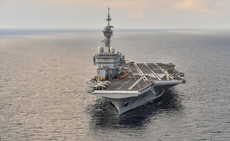 Macron pide una coalición para asegurar las vías marítimas y refuerza su presencia militar