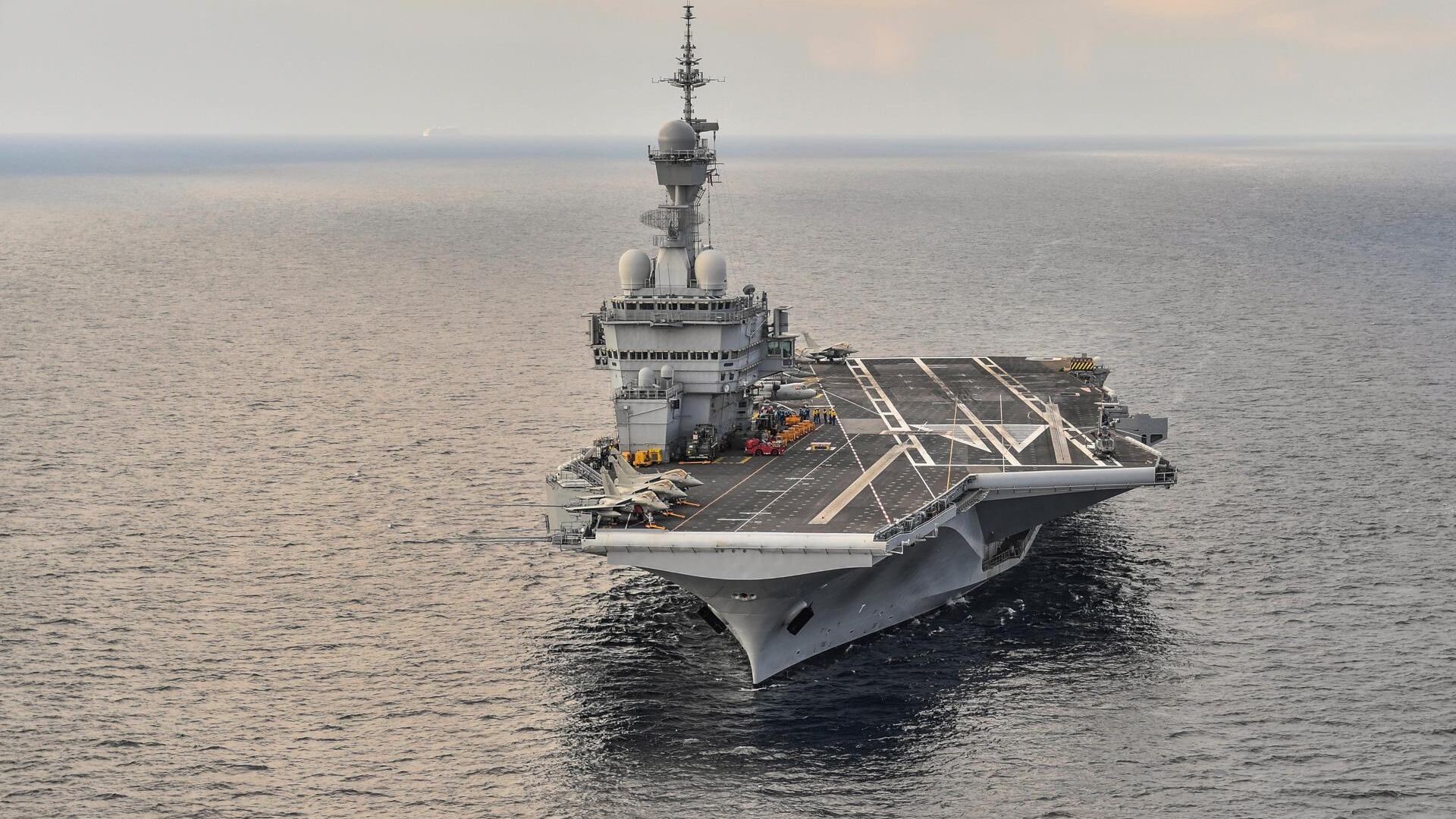 Macron pide una coalición para asegurar las vías marítimas y refuerza su presencia militar