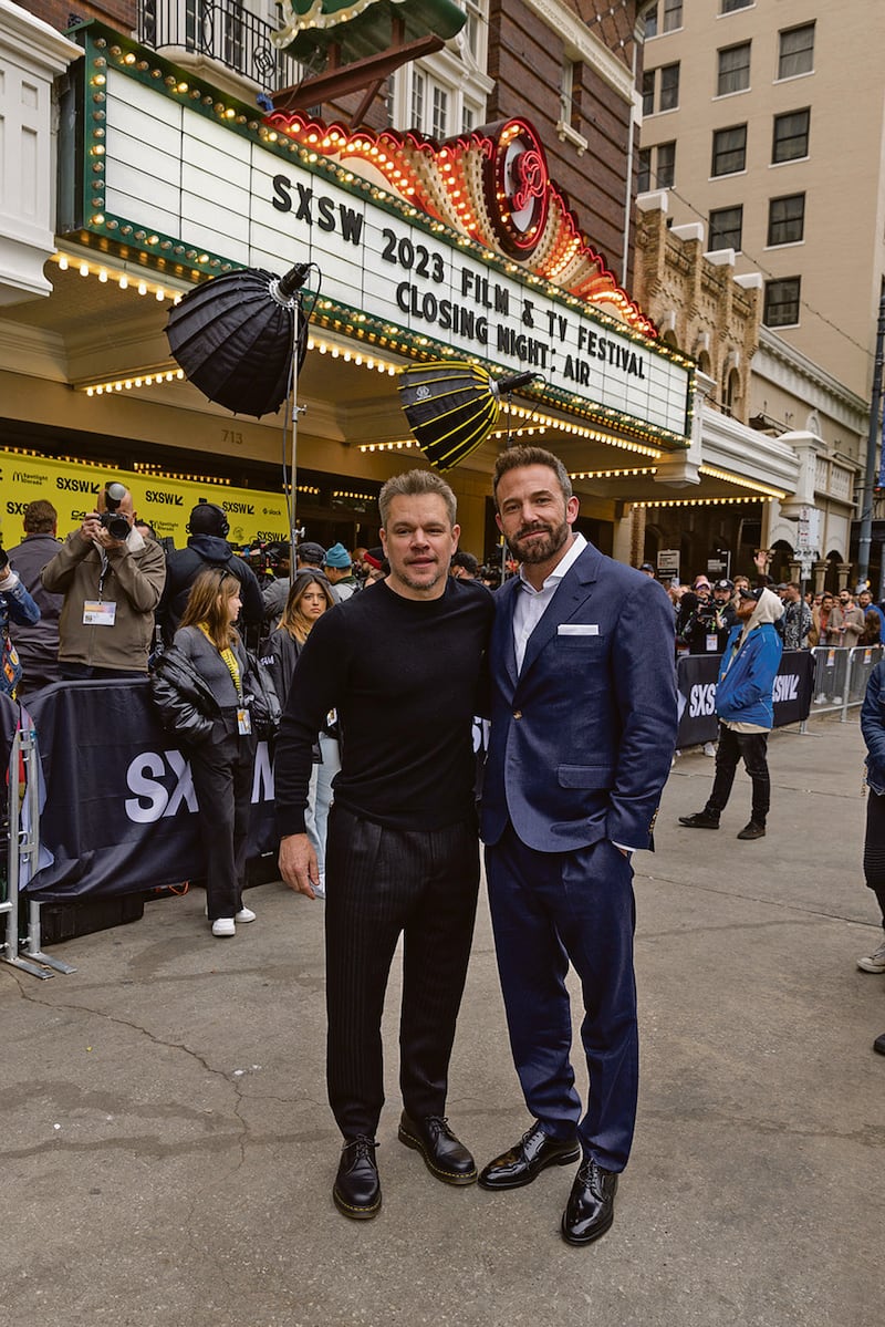 Ben Affleck y Matt Damon posan juntos frente a un cine.