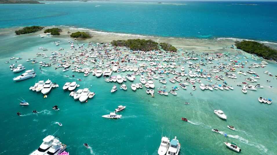 Cayo Caracoles en la Reserva Natural La Parguera con cientos de embarcaciones en un área reducida durante un fin de semana largo.