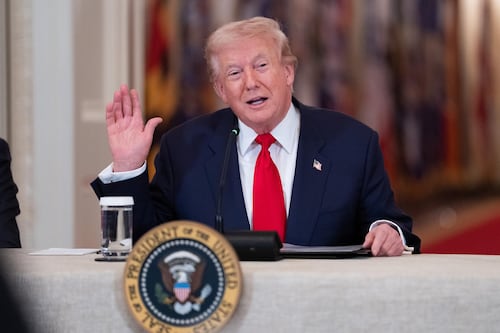 Trump asegura que Cuba negocia con Washington tras quedarse “sin dinero ni petróleo”