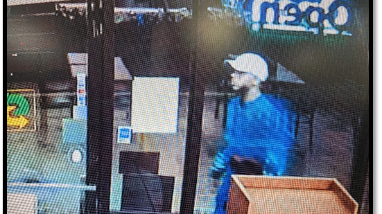 Buscan a este hombre por robo en el restaurante Subway de la avenida F.D. Roosevelt.