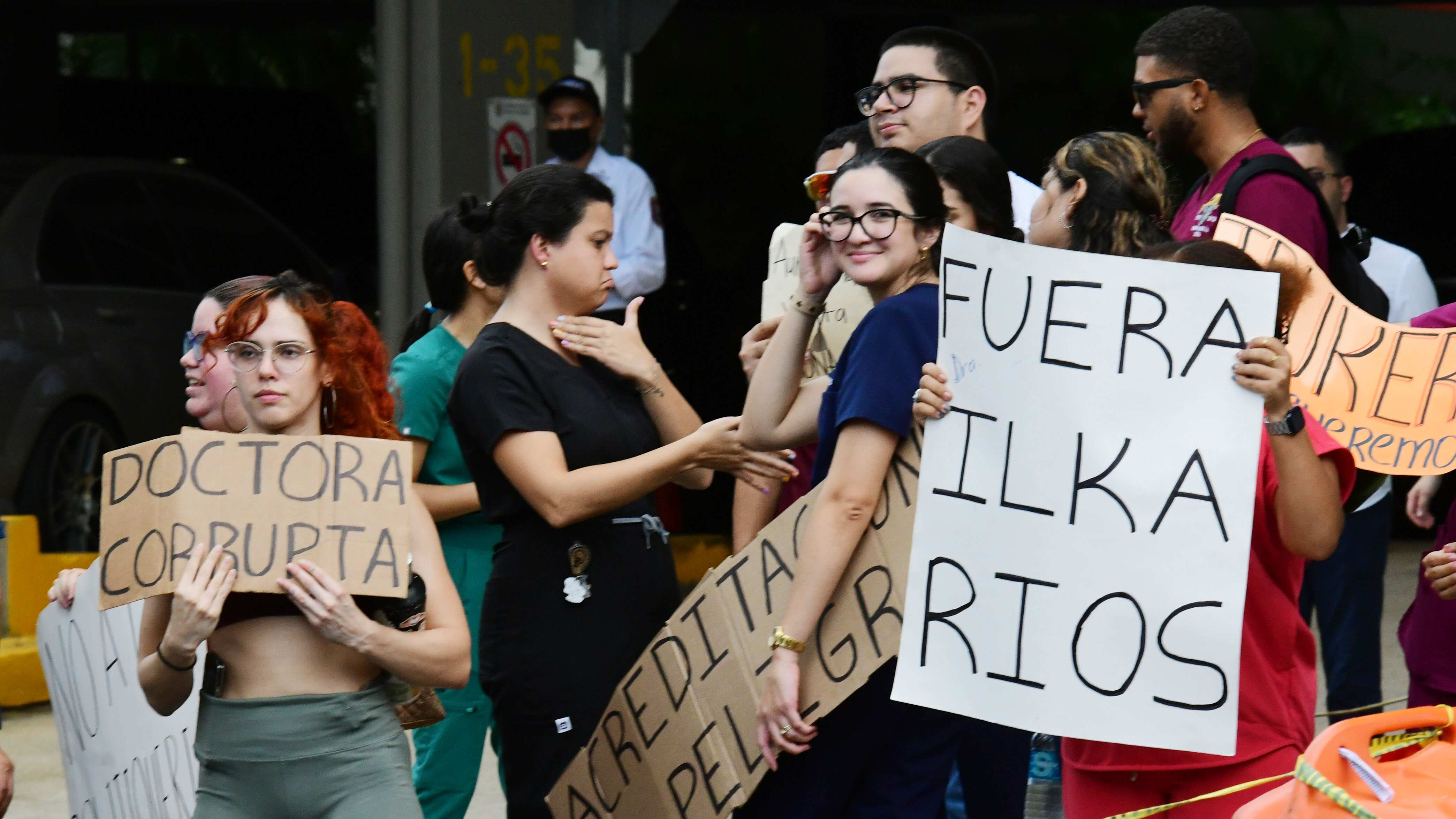 Protesta contra la Dra. Ilka Rios