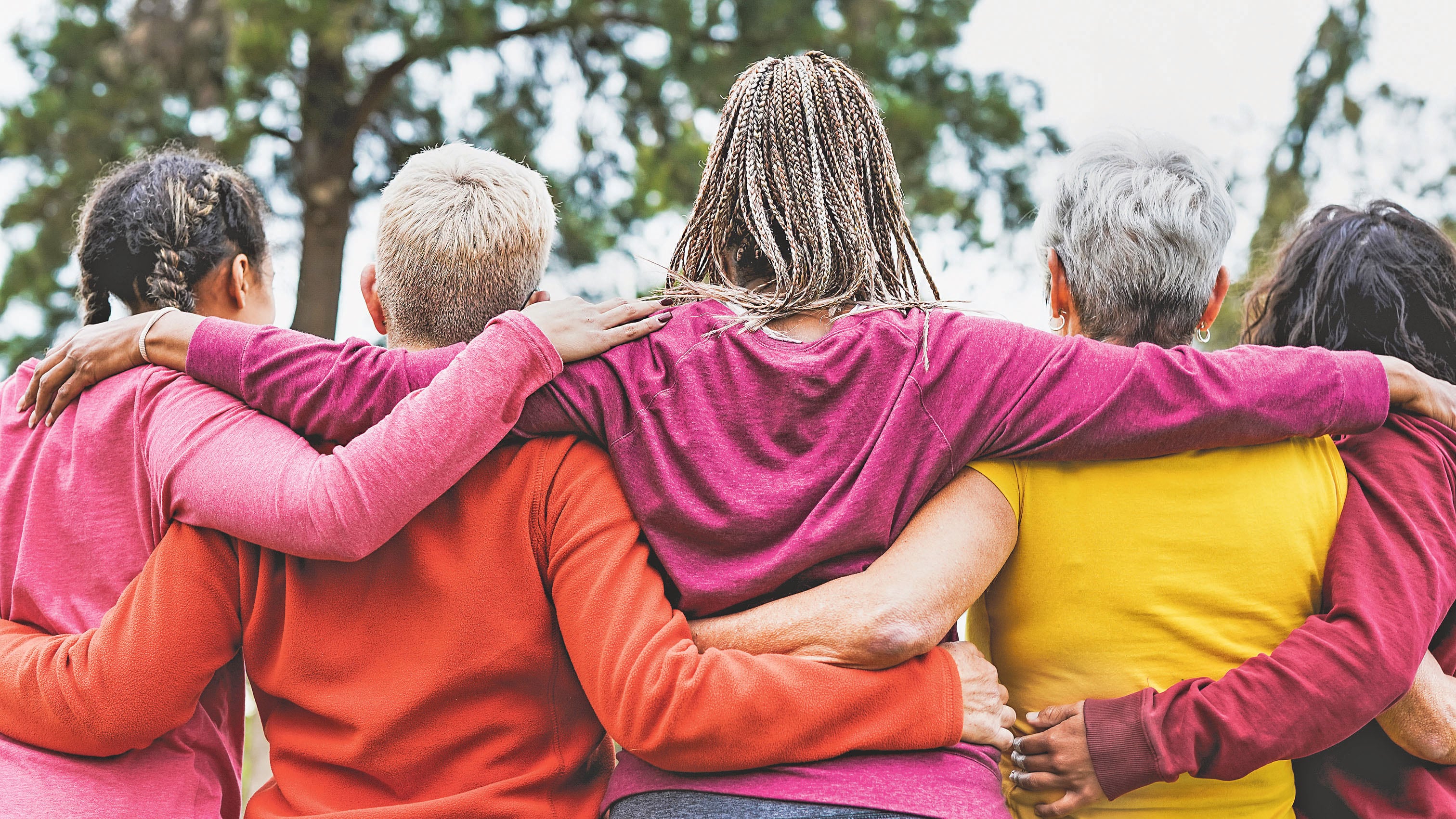 Mujeres multigeneracionales abrazándose