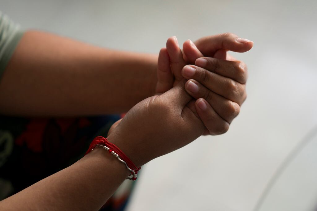 Una persona da testimonio en Casa Frida, un albergue que apoya a migrantes LGBTQ+, en la Ciudad de México. (AP Foto/Eduardo Verdugo)