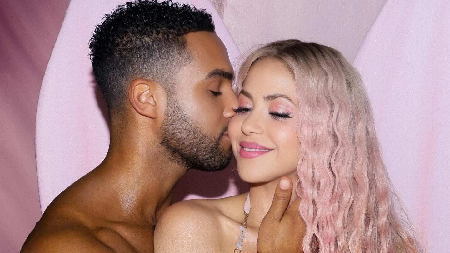 Con un beso con Lucien Laviscount es como Shakira confirmó el junte al que agregó que está “afinando el tiro”
