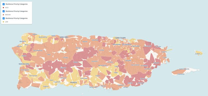 Mapa del DOE, publicado por National Renewable Energy Laboratory (NREL), que ilustra las categorías de vulnerabilidad en Puerto Rico. Zonas en rojo reflejan áreas de alta prioridad. Los centros de salud comunitarios que se beneficiarían del programa están distribuidos por toda la isla.