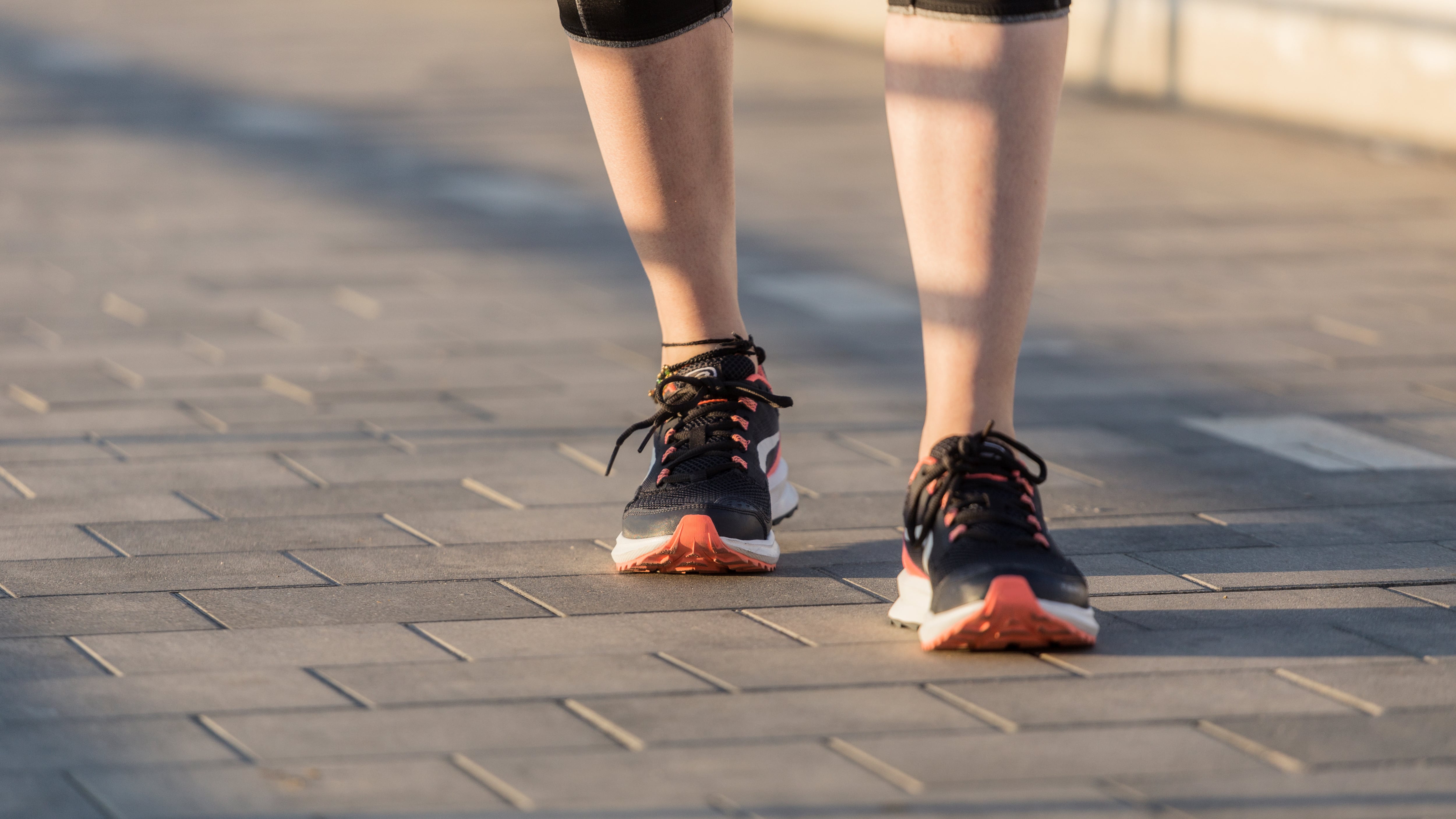 Una caminata larga puede aportar más beneficios que varias caminatas cortas de acuerdo con un estudio. Foto: Freepik.