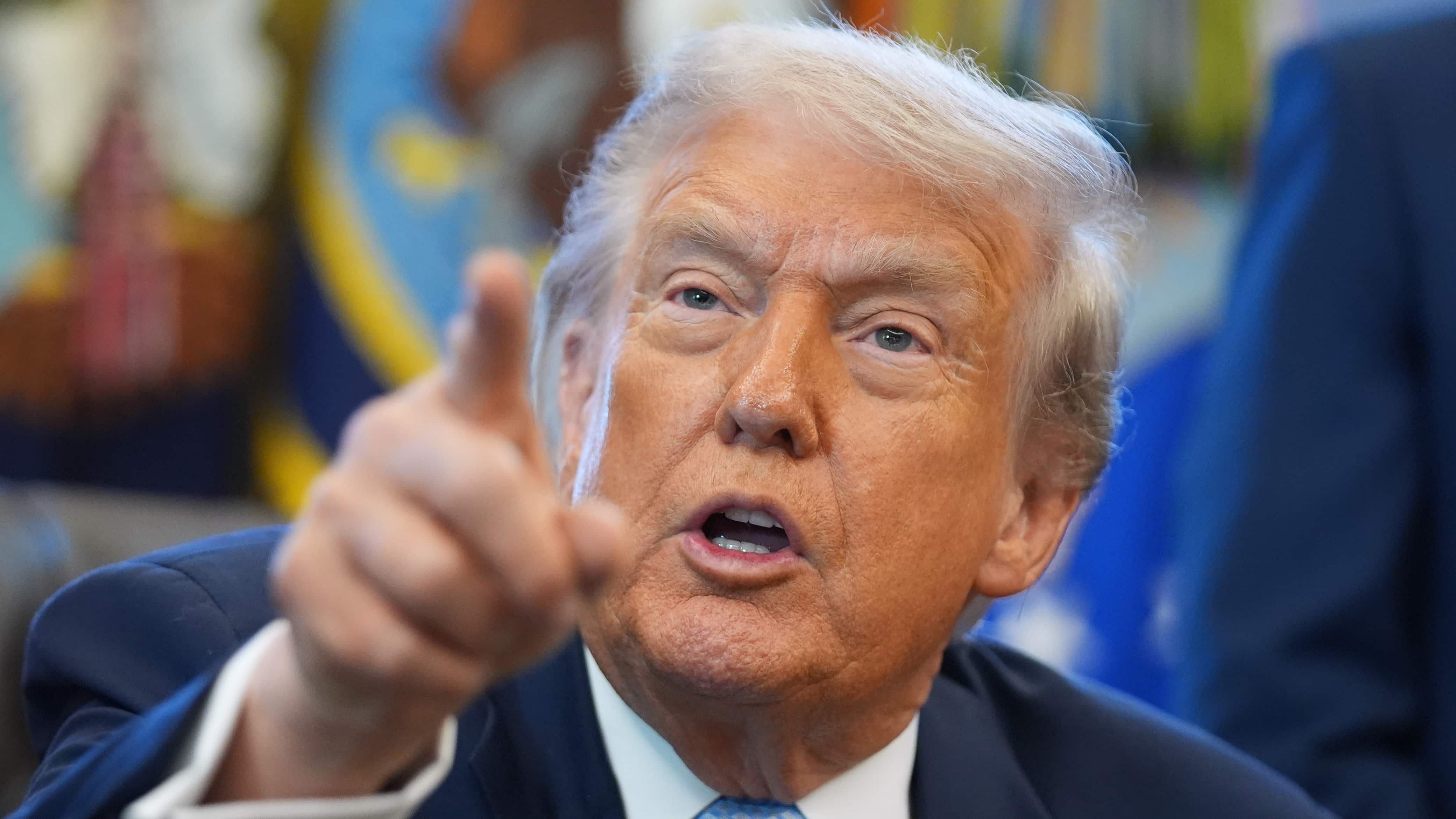 Trump no descarta intervención militar en Venezuela tras llamado a diálogo.