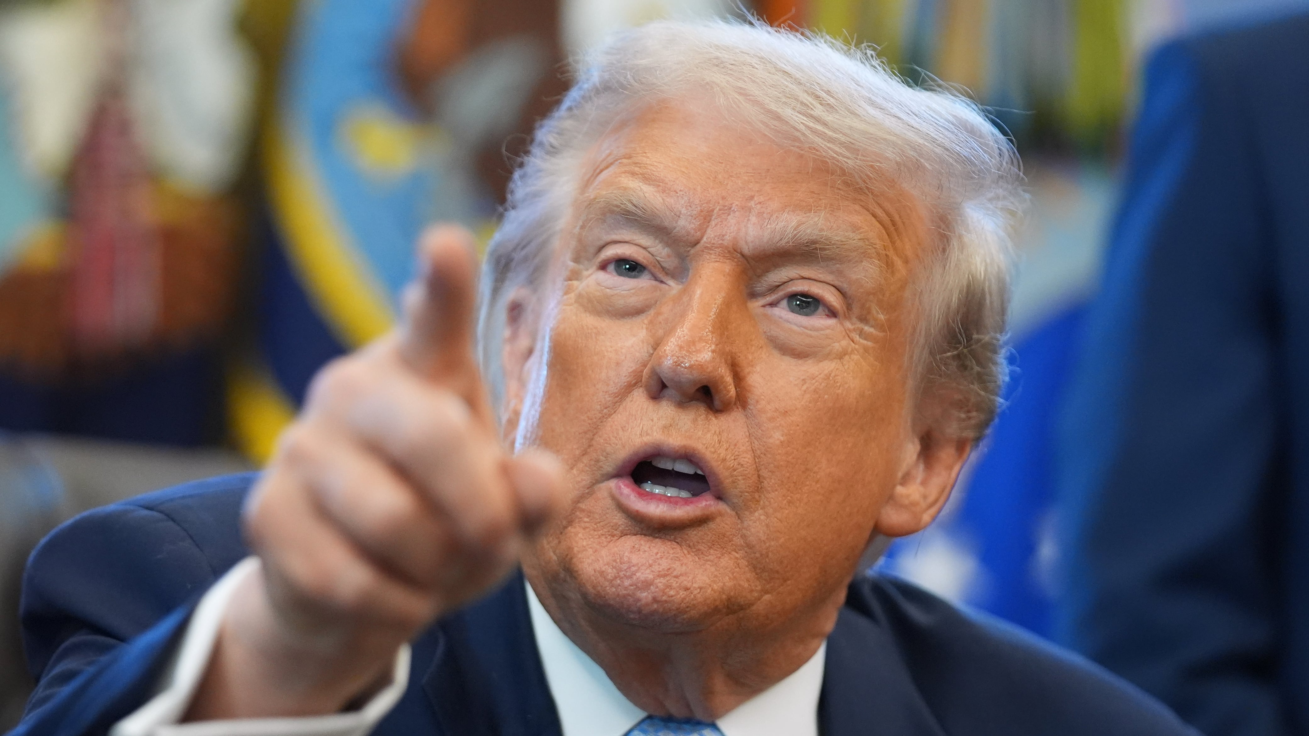 Trump no descarta intervención militar en Venezuela tras llamado a diálogo.