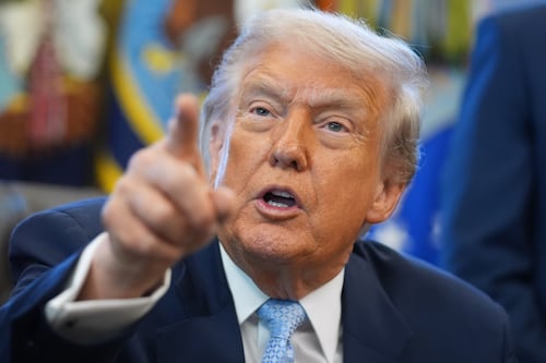 Trump firma proyecto para publicar archivos de Epstein