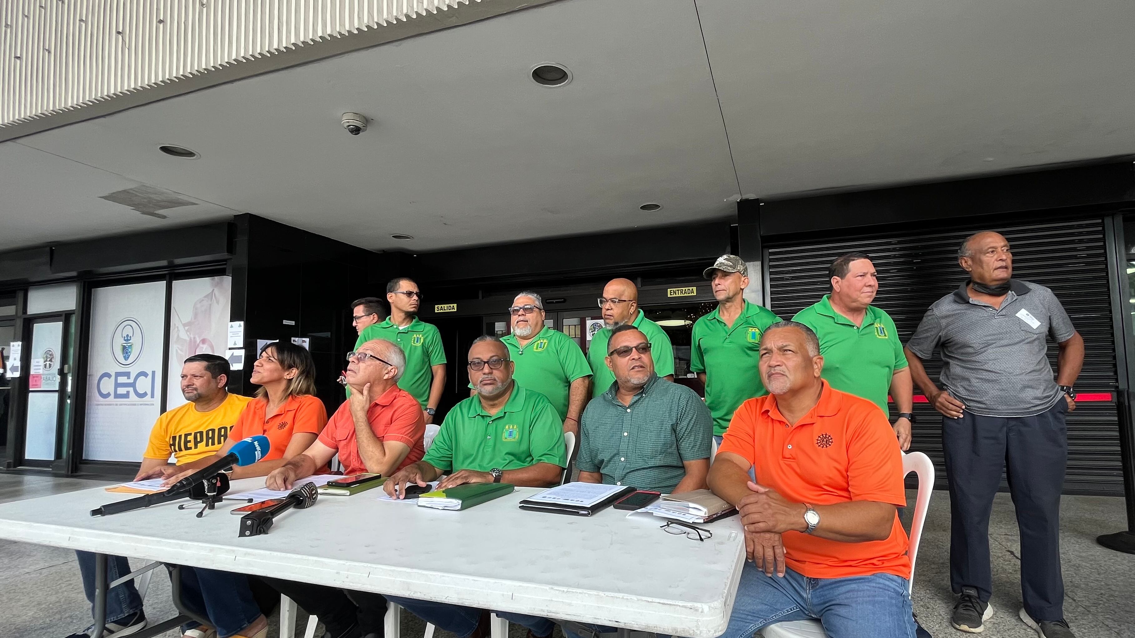 Líderes de distintas organizaciones se reunieron con el secretario del Trabajo para reclamar su intervención a favor de los 12,000 empleados públicos excluidos del pago del bono extra.