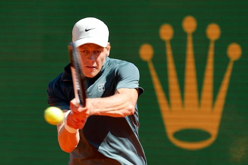 Jannik Sinner supera molestias físicas y avanza a cuartos en Montecarlo