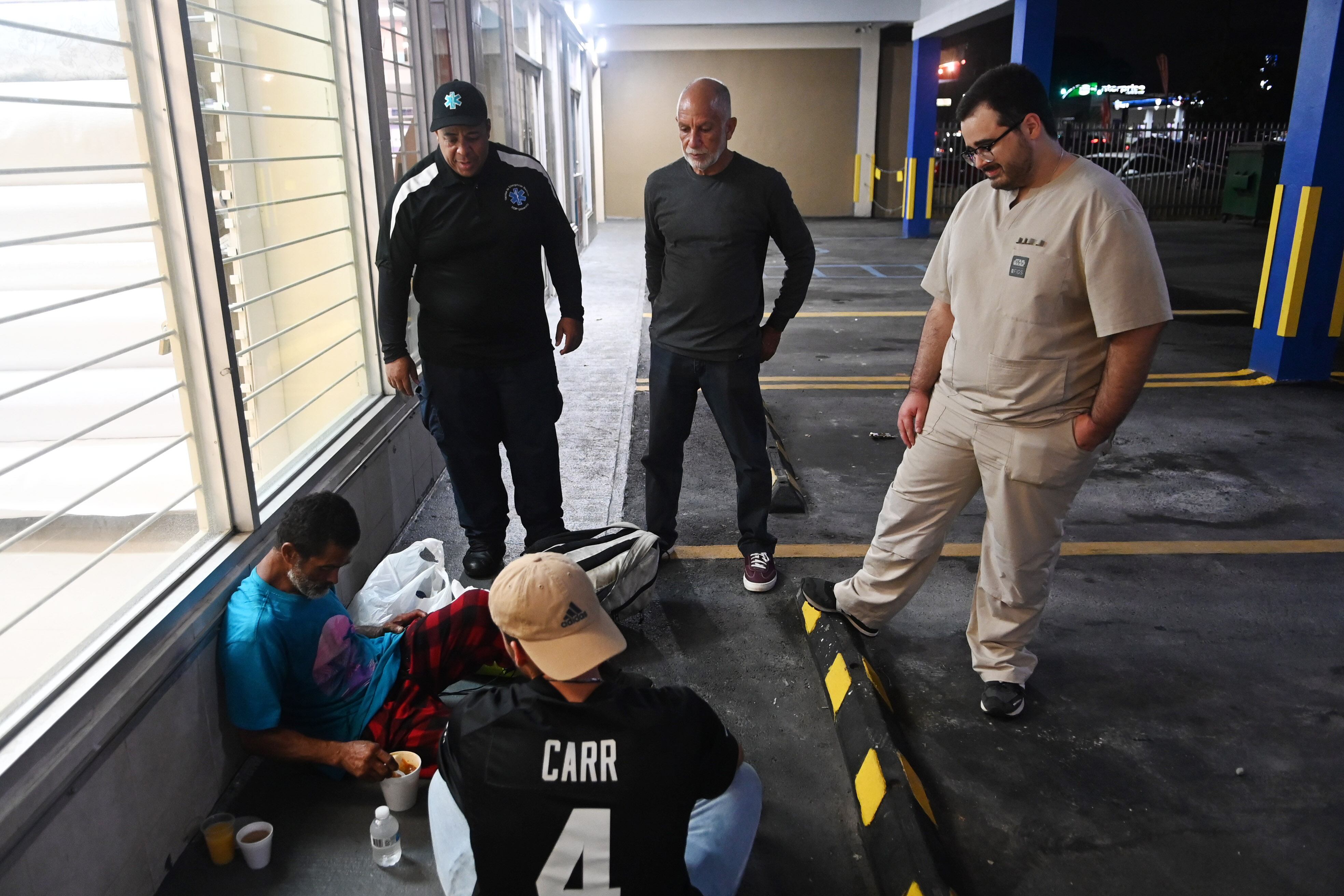 Ronda de servicios de Iniciativa Comunitaria a la población sin techo, en Rio Piedras. Metro PR 6 de septiembre de 2024