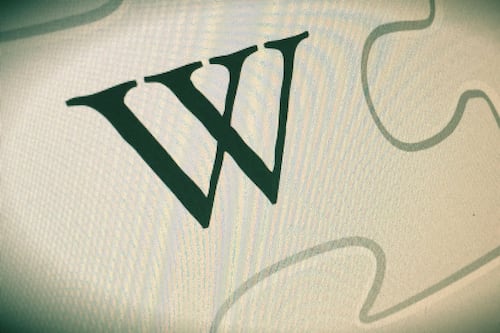 El fundador de Wikipedia se marchó indignado en una entrevista: Iban en la primera pregunta