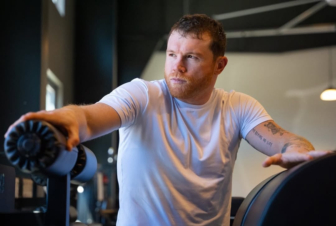 Canelo cambia los guantes por los libros: El boxeador vuelve a la escuela a los 35 años