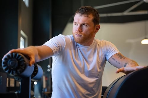 Canelo cambia los guantes por los libros: El boxeador vuelve a la escuela a los 35 años