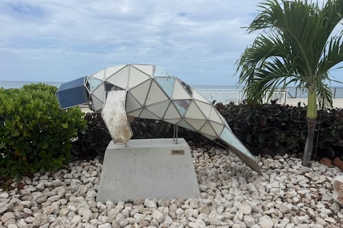 Salinas presenta nuevo monumento a los manatíes creado con piezas de desechos de barcos