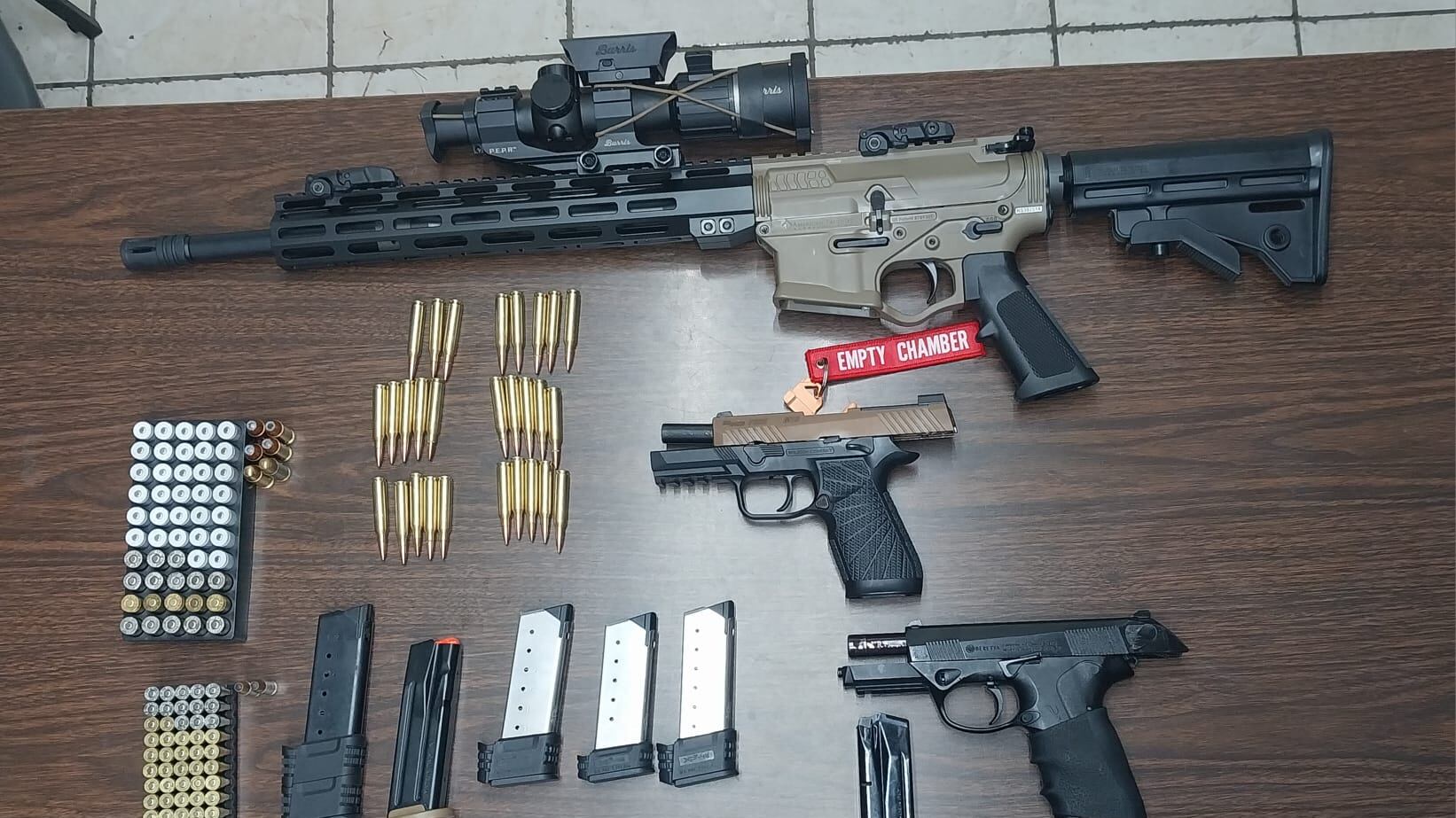 Ocupan pistolas y rifle a padre e hijo arrestados en Corozal.