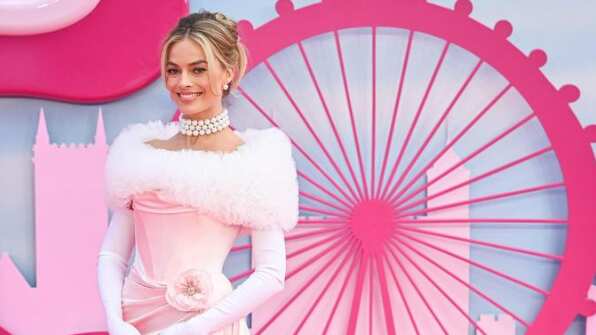 Margot Robbie mais uma vez se superou com o look da estreia em Londres
Foto: @instylemagazine