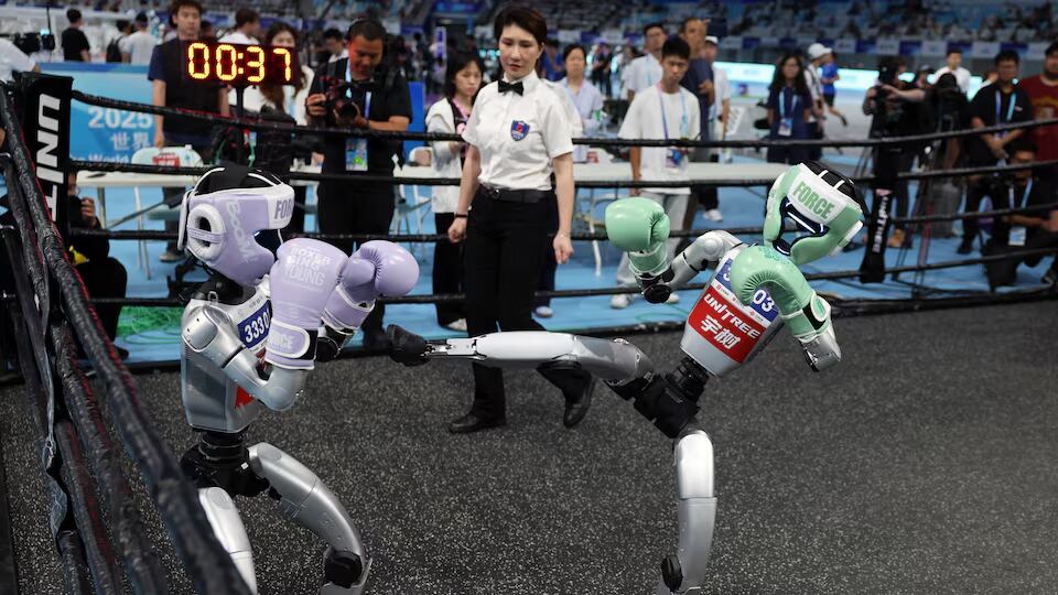 robots humanoides de Unitree Robotics compiten en un combate de kickboxing e