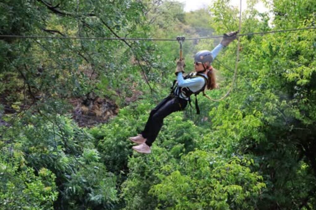Hay una experiencia que nos permite volar por encima de océanos, selvas y hasta volcanes: estas son las tirolinas más espectaculares del mundo: la tirolesa.
