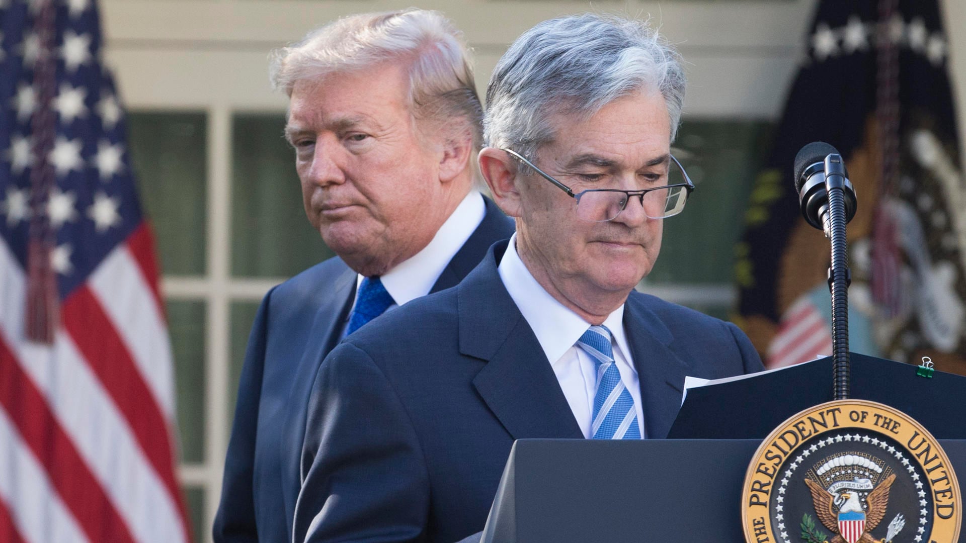 Trump amenaza con despedir a Powell si permanece en la Fed al final de su mandato en mayo