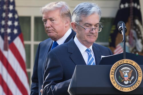 Trump amenaza con despedir al jefe de la Fed si no deja el cargo