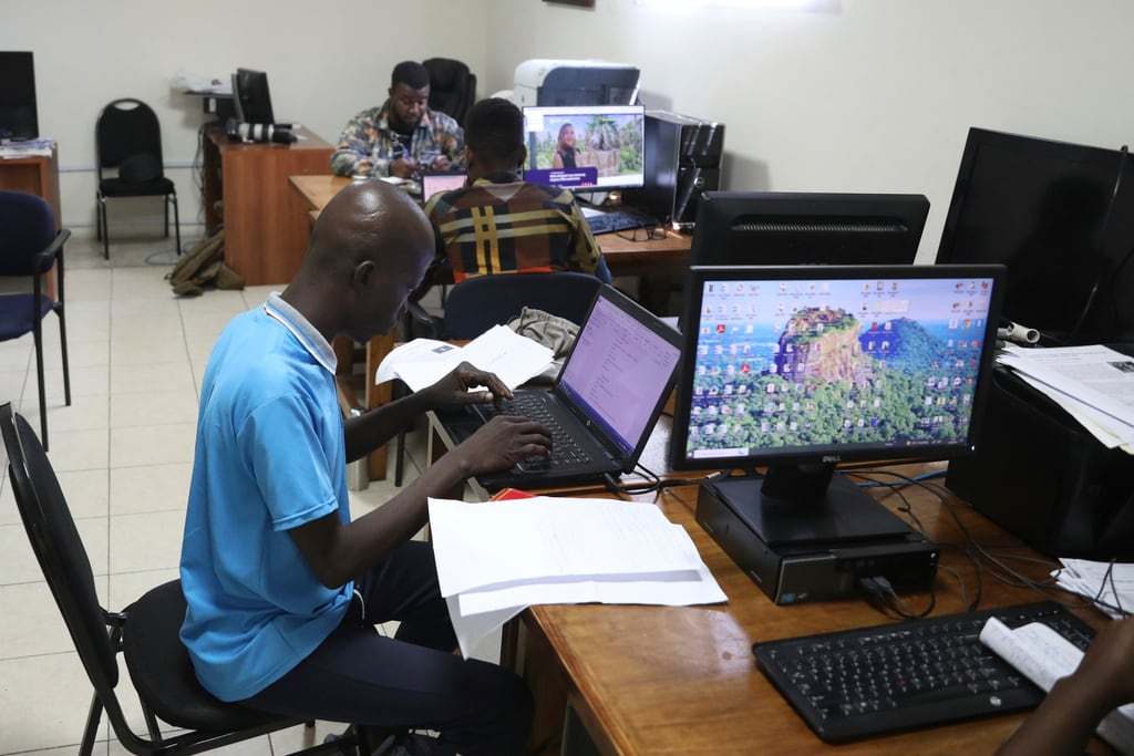 Periodistas trabajan en el periódico Le Nouvelliste, en el barrio de Pétion-Ville, Puerto Príncipe, Haití, el jueves 20 de marzo de 2025. (Foto AP/Odelyn Joseph)