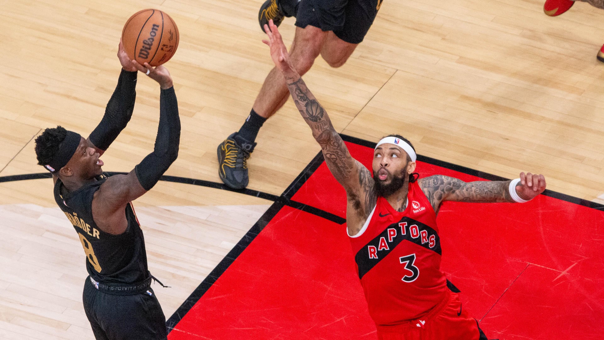 Dennis Schroder (i), de los Cleveland Cavaliers, disputa el balón con Brandon Ingram, de los Toronto Raptors, en un partido de la NBA entre Toronto Raptors y Cleveland Cavaliers en el Scotiabank Arena de Toronto (Canadá).